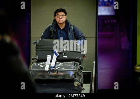 SCHIPHOL - Reisende aus China kommen am Flughafen Schiphol an. China lockert die Corona-Regeln für Reisende. Menschen, die nach China einreisen wollen, müssen nicht mehr unter Quarantäne gestellt werden. Reisende benötigen jetzt nur noch einen negativen Corona-Test, der bis zu 48 Stunden alt ist. ANP ROBIN UTRECHT niederlande raus - belgien raus Stockfoto