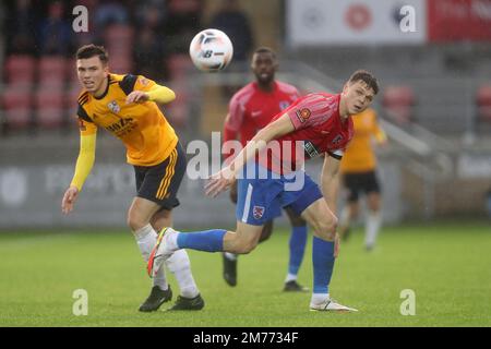 Matt Robinson von Dagenham und Redbridge und Charlie O'Connell von Woking während Dagenham & Redbridge vs Woking, Vanarama National League Football auf der TH Stockfoto