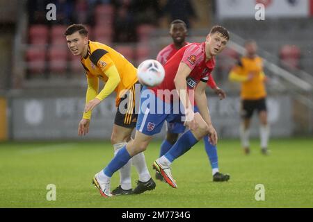 Matt Robinson von Dagenham und Redbridge und Charlie O'Connell von Woking während Dagenham & Redbridge vs Woking, Vanarama National League Football auf der TH Stockfoto