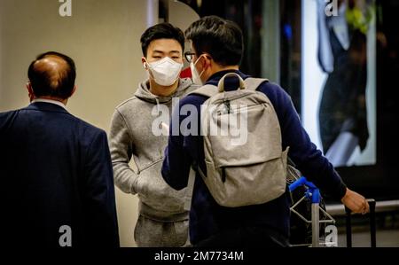 SCHIPHOL - Reisende aus China kommen am Flughafen Schiphol an. China lockert die Corona-Regeln für Reisende. Menschen, die nach China einreisen wollen, müssen nicht mehr unter Quarantäne gestellt werden. Reisende benötigen jetzt nur noch einen negativen Corona-Test, der bis zu 48 Stunden alt ist. ANP ROBIN UTRECHT niederlande raus - belgien raus Stockfoto