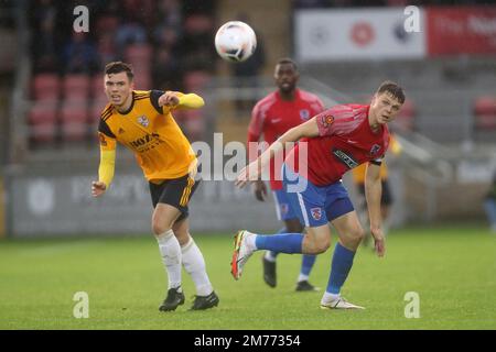 Matt Robinson von Dagenham und Redbridge und Charlie O'Connell von Woking während Dagenham & Redbridge vs Woking, Vanarama National League Football auf der TH Stockfoto