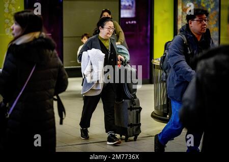 SCHIPHOL - Reisende aus China kommen am Flughafen Schiphol an. China lockert die Corona-Regeln für Reisende. Menschen, die nach China einreisen wollen, müssen nicht mehr unter Quarantäne gestellt werden. Reisende benötigen jetzt nur noch einen negativen Corona-Test, der bis zu 48 Stunden alt ist. ANP ROBIN UTRECHT niederlande raus - belgien raus Stockfoto