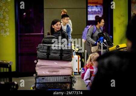 SCHIPHOL - Reisende aus China kommen am Flughafen Schiphol an. China lockert die Corona-Regeln für Reisende. Menschen, die nach China einreisen wollen, müssen nicht mehr unter Quarantäne gestellt werden. Reisende benötigen jetzt nur noch einen negativen Corona-Test, der bis zu 48 Stunden alt ist. ANP ROBIN UTRECHT niederlande raus - belgien raus Stockfoto