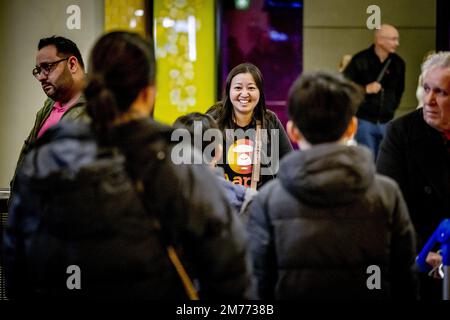 SCHIPHOL - Reisende aus China kommen am Flughafen Schiphol an. China lockert die Corona-Regeln für Reisende. Menschen, die nach China einreisen wollen, müssen nicht mehr unter Quarantäne gestellt werden. Reisende benötigen jetzt nur noch einen negativen Corona-Test, der bis zu 48 Stunden alt ist. ANP ROBIN UTRECHT niederlande raus - belgien raus Stockfoto