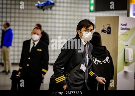 SCHIPHOL - Reisende aus China kommen am Flughafen Schiphol an. China lockert die Corona-Regeln für Reisende. Menschen, die nach China einreisen wollen, müssen nicht mehr unter Quarantäne gestellt werden. Reisende benötigen jetzt nur noch einen negativen Corona-Test, der bis zu 48 Stunden alt ist. ANP ROBIN UTRECHT niederlande raus - belgien raus Stockfoto