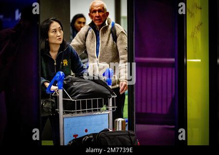 SCHIPHOL - Reisende aus China kommen am Flughafen Schiphol an. China lockert die Corona-Regeln für Reisende. Menschen, die nach China einreisen wollen, müssen nicht mehr unter Quarantäne gestellt werden. Reisende benötigen jetzt nur noch einen negativen Corona-Test, der bis zu 48 Stunden alt ist. ANP ROBIN UTRECHT niederlande raus - belgien raus Stockfoto