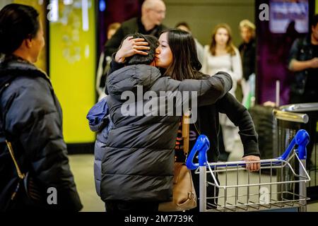 SCHIPHOL - Reisende aus China kommen am Flughafen Schiphol an. China lockert die Corona-Regeln für Reisende. Menschen, die nach China einreisen wollen, müssen nicht mehr unter Quarantäne gestellt werden. Reisende benötigen jetzt nur noch einen negativen Corona-Test, der bis zu 48 Stunden alt ist. ANP ROBIN UTRECHT niederlande raus - belgien raus Stockfoto