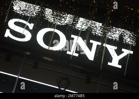 HANGZHOU, CHINA - 8. JANUAR 2023 - Kunden suchen nach elektronischen Produkten im SONY Flagship Store in Hangzhou, Provinz Zhejiang in Ostchina, Jan. Stockfoto