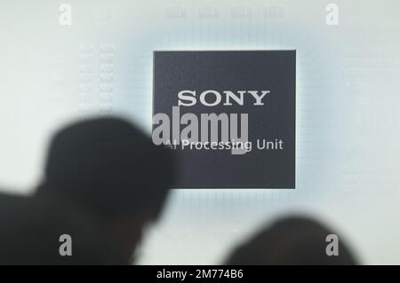 HANGZHOU, CHINA - 8. JANUAR 2023 - Kunden suchen nach elektronischen Produkten im SONY Flagship Store in Hangzhou, Provinz Zhejiang in Ostchina, Jan. Stockfoto