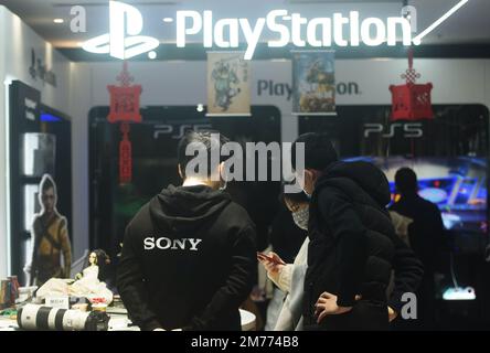 HANGZHOU, CHINA - 8. JANUAR 2023 - Kunden suchen nach elektronischen Produkten im SONY Flagship Store in Hangzhou, Provinz Zhejiang in Ostchina, Jan. Stockfoto