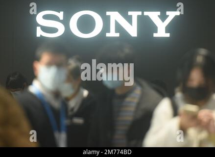 HANGZHOU, CHINA - 8. JANUAR 2023 - Kunden suchen nach elektronischen Produkten im SONY Flagship Store in Hangzhou, Provinz Zhejiang in Ostchina, Jan. Stockfoto