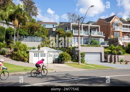 Zwei Damen fahren mit dem Fahrrad auf der Pittwater Road in Bayview, Sydney, NSW, Australien, um am Sonntagmorgen Radsport zu machen Stockfoto