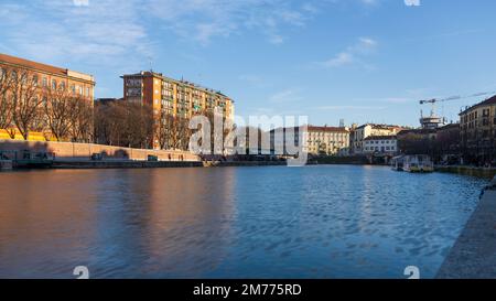 Mailand, Italien-Januar 05,2023: Menschen spazieren entlang des Ufers des Mailänder Naviglio-Kanals und entspannen sich in den Pubs, Mailand, Italien. Stockfoto