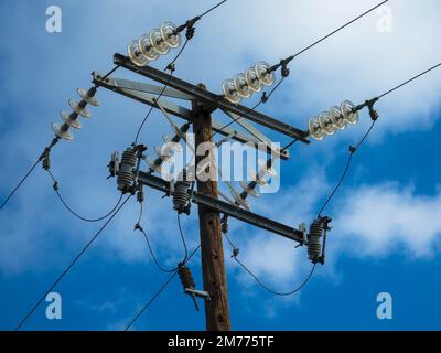 Nahaufnahme der Hochspannungsisolierung eines Übertragungsleitungspylons. Gefahr von Stromschlägen, Isolierung von Drähten und Kabeln unter Spannung. Stockfoto