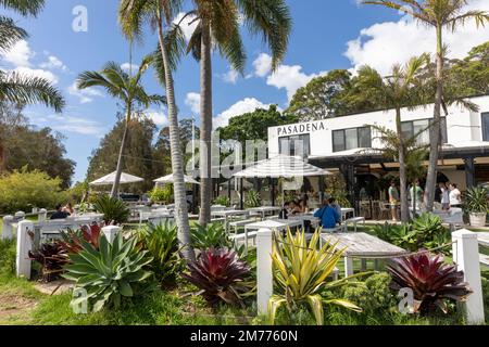 Pasadena Hotel und Restaurant in Church Point an der Broken Bay Waterfront, Gäste genießen Frühstück im Freien in den üppigen tropischen Gärten, Sydney Stockfoto