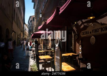 Volterra, Italien-august 8,2020: Leute, die an einem sonnigen Tag in Volterra spazieren gehen. Stockfoto