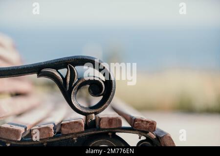 Leerer Park Holzbank Nahaufnahme. Außenmaterial aus Holz. Wo Stockfoto