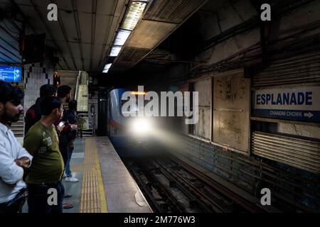 Kalkutta, Indien. 08. Januar 2023. Passagiere warten auf einen U-Bahn-Zug innerhalb des U-Bahn-Systems von Kalkutta. Kredit: Matt Hunt / Neato / Alamy Live News Stockfoto