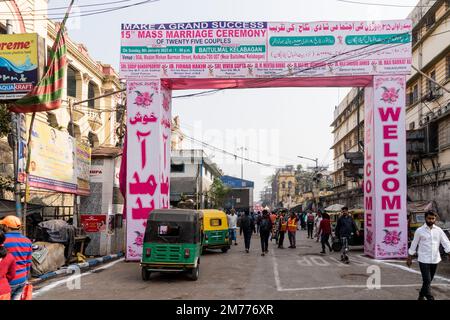 Kalkutta, Indien. 08. Januar 2023. Auf einer großen Ausstellung auf der Straße wird die 15. Jährliche Massenhochzeit von 25 muslimischen Paaren in Kalkutta angekündigt. Kredit: Matt Hunt / Neato / Alamy Live News Stockfoto