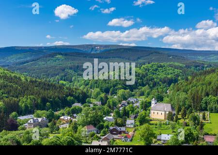 Mala Moravka (Klein Mohrau): Dreifaltigkeitskirche, Blick auf die Berge Hruby Jesenik (Altvatergebirge, Hochasch) in, Moravskoslezsky, Mährisch-Sil Stockfoto