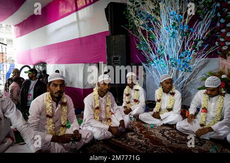 Kalkutta, Indien. 08. Januar 2023. Männer versammeln sich und warten auf ihre Bräute während einer Massenehe in Kalkutta. Kredit: Matt Hunt / Neato / Alamy Live News Stockfoto