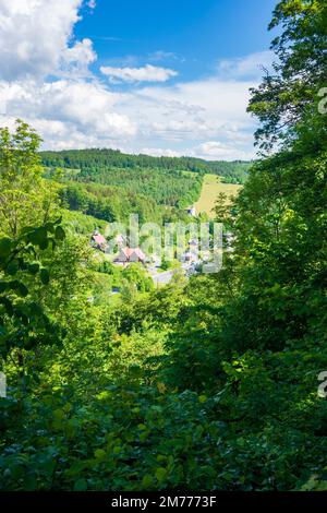 Mala Moravka (Klein Mohrau): Blick auf Mala Moravka (Klein Mohrau) vom Kapellhügel (Kapličkový vrch) in , Moravskoslezsky, Mährisch-Schlesische Region, Italien Stockfoto