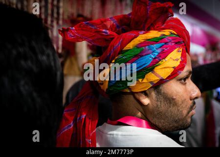 Kalkutta, Indien. 08. Januar 2023. Ein Helfer leitet die Zeremonie während einer Massenehe in Kalkutta. Kredit: Matt Hunt / Neato / Alamy Live News Stockfoto