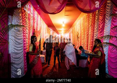 Kalkutta, Indien. 08. Januar 2023. Die Leute bereiten sich darauf vor, dass die Bräute während einer Massenehe in Kalkutta die Prozession betreten. Kredit: Matt Hunt / Neato / Alamy Live News Stockfoto