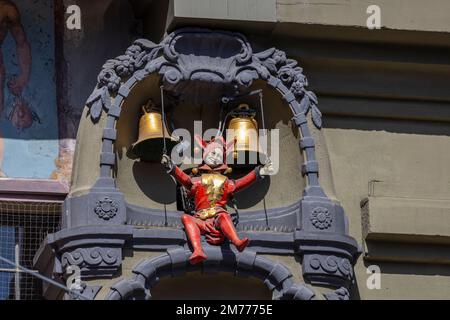 Details im Zytglogge Uhrenturm in Bern. Der Narren in Rot, der die beiden Bronzeglocken läutet, in Bern, Schweiz Stockfoto