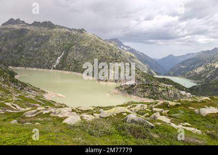 Grimsel See und Räterichsboden See am Grimsel Pass in der Schweiz. Es verbindet das Hasli-Tal im Berner Oberland mit Goms in Wallis Stockfoto
