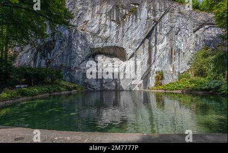 Löwendenkmal-Denkmal, Löwendenkmal-Denkmal in Luzern, Schweiz. Es erinnert an das Opfer der Schweizer Garde, die 1792 während der Fren massakriert wurde Stockfoto