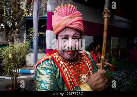 Kalkutta, Indien. 08. Januar 2023. Eine zeremonielle Wache steht draußen, während die Gäste zu einer Massenhochzeit in Kalkutta kommen. Kredit: Matt Hunt / Neato / Alamy Live News Stockfoto