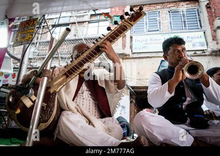 Kalkutta, Indien. 08. Januar 2023. Eine Band spielt, während Gäste zu einer Massenehe in Kalkutta kommen. Kredit: Matt Hunt / Neato / Alamy Live News Stockfoto