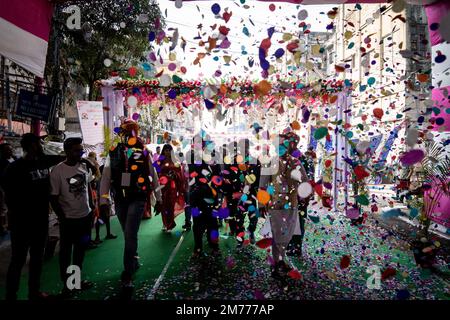 Kalkutta, Indien. 08. Januar 2023. Der Veranstaltungsort ist voller Konfetti, während bemerkenswerte Gäste zu einer Massenhochzeit in Kalkutta kommen. Kredit: Matt Hunt / Neato / Alamy Live News Stockfoto