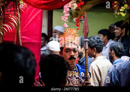 Kalkutta, Indien. 08. Januar 2023. Eine zeremonielle Wache steht draußen, während die Gäste zu einer Massenhochzeit in Kalkutta kommen. Kredit: Matt Hunt / Neato / Alamy Live News Stockfoto