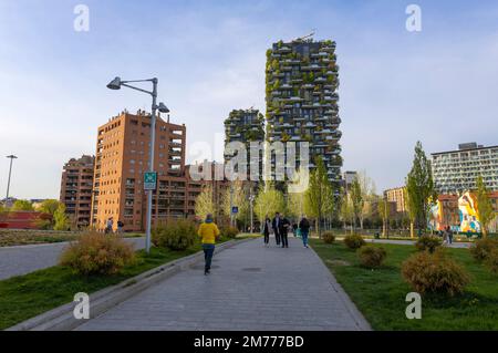 MAILAND, ITALIEN, 7. APRIL 2022 - Blick auf „Bosco Verticale“ (vertikaler Wald) in Mailand, Italien Stockfoto