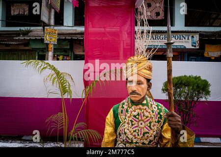 Kalkutta, Indien. 08. Januar 2023. Eine zeremonielle Wache steht draußen, während die Gäste zu einer Massenhochzeit in Kalkutta kommen. Kredit: Matt Hunt / Neato / Alamy Live News Stockfoto