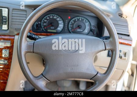 SWAT, Pakistan - 01. Januar 2023: SRS-Airbag im Lenkrad einer Nahaufnahme eines toyota-Fahrzeugs Stockfoto