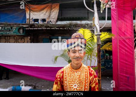 Kalkutta, Indien. 08. Januar 2023. Eine zeremonielle Wache steht draußen, während die Gäste zu einer Massenhochzeit in Kalkutta kommen. Kredit: Matt Hunt / Neato / Alamy Live News Stockfoto