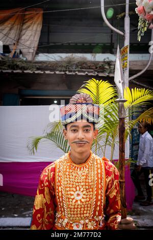 Kalkutta, Indien. 08. Januar 2023. Eine zeremonielle Wache steht draußen, während die Gäste zu einer Massenhochzeit in Kalkutta kommen. Kredit: Matt Hunt / Neato / Alamy Live News Stockfoto