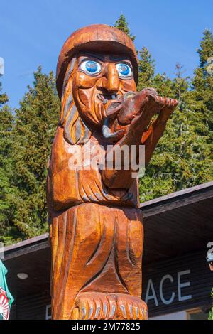 Hruby Jesenik (Altvatergebirge, Hochasch): Holzskulptur der Figur „Vladce Jeseniku“ (Altvater) in, Moravskoslezsky, Moravien-Schlesische Republik Stockfoto