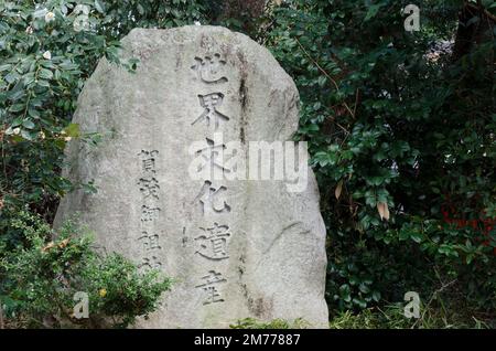 Shimogamo, 11. Dezember 2017: Rock mit japanischen Figuren im Shimogamo-Schrein. Kyoto. Japan. Stockfoto