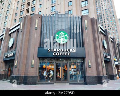 (DATEI) SHANGHAI, CHINA - 20. SEPTEMBER 2021 - Ein Starbucks Café wird in Shanghai, China, gesehen, 20. September 2021. 8. Januar 2023 - Shanghai ist zu t Stockfoto
