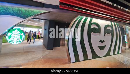 (DATEI) SHANGHAI, CHINA - 20. SEPTEMBER 2021 - Ein Starbucks Café wird in Shanghai, China, gesehen, 20. September 2021. 8. Januar 2023 - Shanghai ist zu t Stockfoto