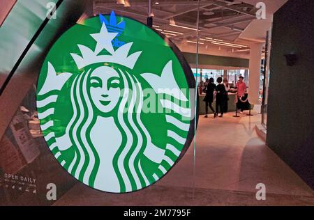 (DATEI) SHANGHAI, CHINA - 20. SEPTEMBER 2021 - Ein Starbucks Café wird in Shanghai, China, gesehen, 20. September 2021. 8. Januar 2023 - Shanghai ist zu t Stockfoto