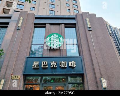 (DATEI) SHANGHAI, CHINA - 20. SEPTEMBER 2021 - Ein Starbucks Café wird in Shanghai, China, gesehen, 20. September 2021. 8. Januar 2023 - Shanghai ist zu t Stockfoto