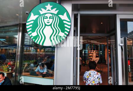 (DATEI) SHANGHAI, CHINA - 20. SEPTEMBER 2021 - Ein Starbucks Café wird in Shanghai, China, gesehen, 20. September 2021. 8. Januar 2023 - Shanghai ist zu t Stockfoto