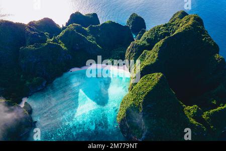 Drohnenblick in Maya Bay Koh Phi Phi Thailand, türkisfarbenes klares Wasser Thailand Koh Pi, malerischer Luftblick auf Koh Phi Phi Island in Thailand. Stockfoto