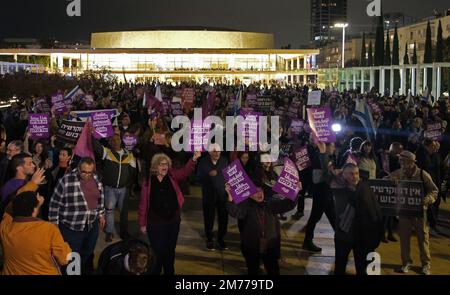 TEL AVIV, ISRAEL - JANUAR 7: Demonstranten halten Schilder auf während einer Demonstration gegen den Plan der neuen israelischen Regierung für das Justizsystem, der darauf abzielt, den Obersten Gerichtshof des Landes am 7. Januar 2023 in Tel Aviv, Israel, zu schwächen. Die Befürworter der bürgerlichen Freiheiten beschuldigen die neue Regierung, dem Rechtssystem den Krieg zu erklären, und sagen, dass der vorgeschlagene Plan Minderheitenrechte in unmittelbare Gefahr bringen und die Demokratie des Landes gefährden werde. Kredit: Eddie Gerald/Alamy Live News Stockfoto