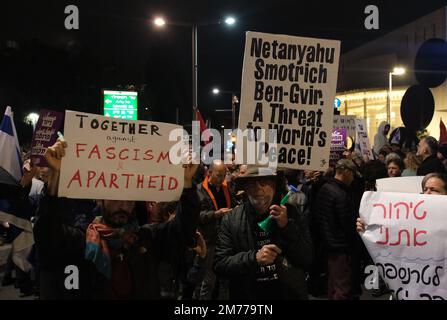 TEL AVIV, ISRAEL - JANUAR 7: Demonstranten halten Schilder auf während einer Demonstration gegen den Plan der neuen israelischen Regierung für das Justizsystem, der darauf abzielt, den Obersten Gerichtshof des Landes am 7. Januar 2023 in Tel Aviv, Israel, zu schwächen. Die Befürworter der bürgerlichen Freiheiten beschuldigen die neue Regierung, dem Rechtssystem den Krieg zu erklären, und sagen, dass der vorgeschlagene Plan Minderheitenrechte in unmittelbare Gefahr bringen und die Demokratie des Landes gefährden werde. Kredit: Eddie Gerald/Alamy Live News Stockfoto